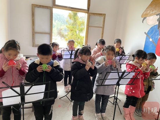 广元山区有所“<em>音乐</em>村小”：这里每个孩子至少会一门乐器