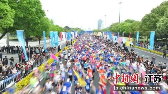 国内外万余名跑友在奔跑中感受<em>江阴</em>城市活力与魅力