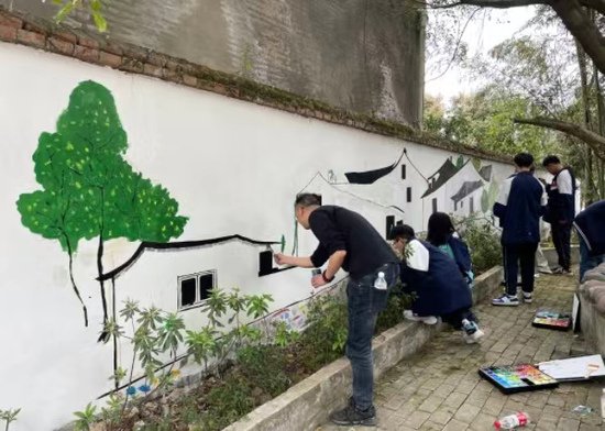 巴南：村企联建为小院绘“新装” 乡村振兴注入新活力