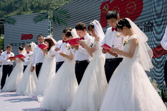 四川这条“红色高速”上演集体婚礼 8对伉俪在建设一线许下爱的...