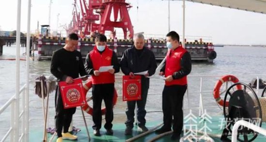张家港：民警为靠江过年船民送上“新春大礼包”