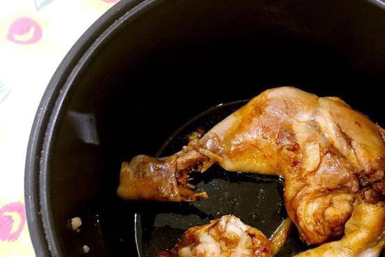 <em>电饭煲盐焗鸡</em>，一款超级简单的荤菜美食，厨房新手也能完美完成