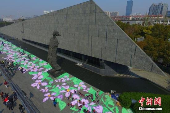 南京两百人同绘“和平之花” 祭奠南京大屠杀死难者