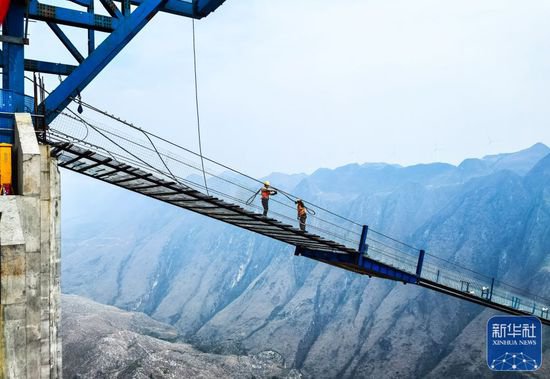 花江峡谷之上 600米高空建桥人
