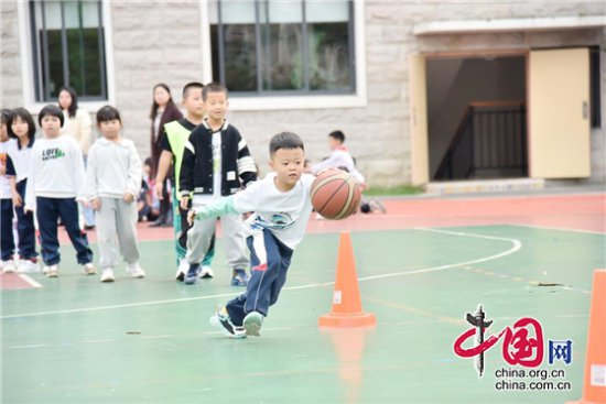 迎“篮”而上 成都新川外国语学校小学部举行趣味篮球赛