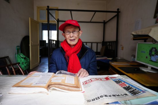 人生如报， 86岁老人把晨报当成生活的“导游”