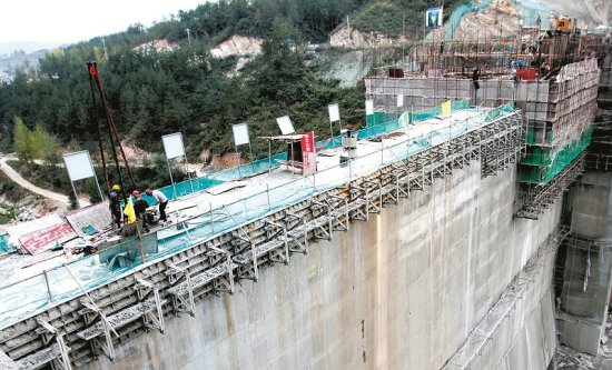 鄂西北在建最大水源工程房县方家畈水库大坝正式封顶