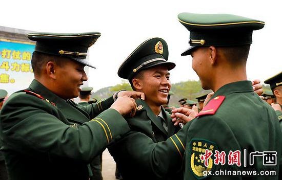 武警广西总队千余名新兵授衔 迈开军旅生涯第一步