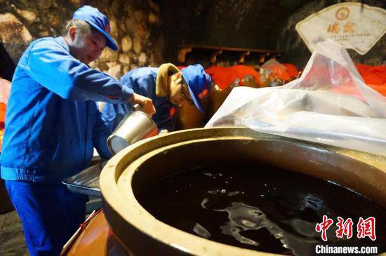 （新春见闻）桂林千年象山酒窖开窖 民众“大象肚子”提佳酿