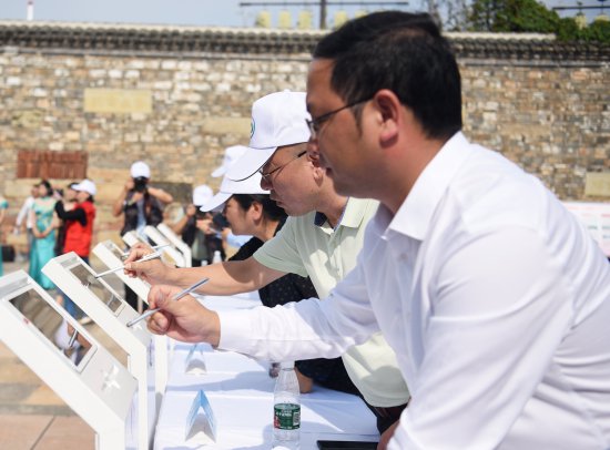 九江市“鹤舞鄱湖·人与自然和谐共生”万人签名活动在永修县举行