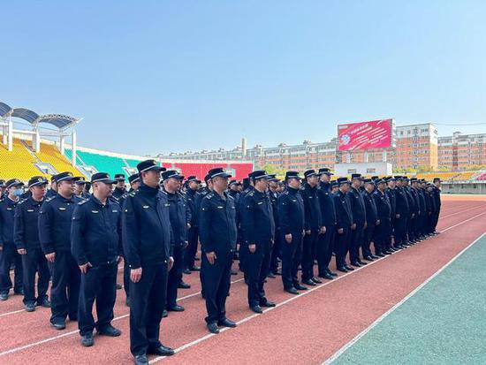 汉滨城管开展“春季整训”大练兵活动