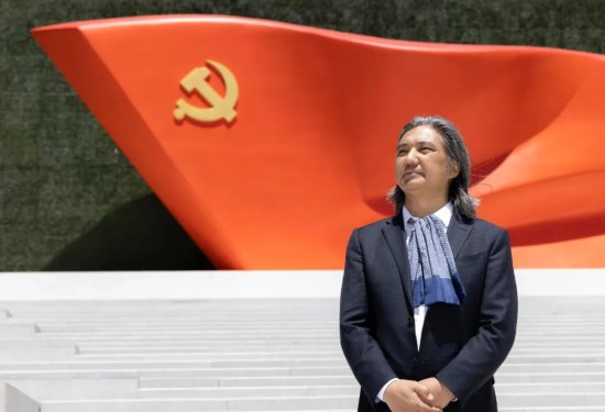 <em>大型雕塑</em>《旗帜》亮相中国共产党历史展览馆