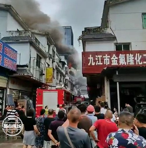 江西一市场发生火灾，25岁女子不幸身亡，曾跑到窗口呼救