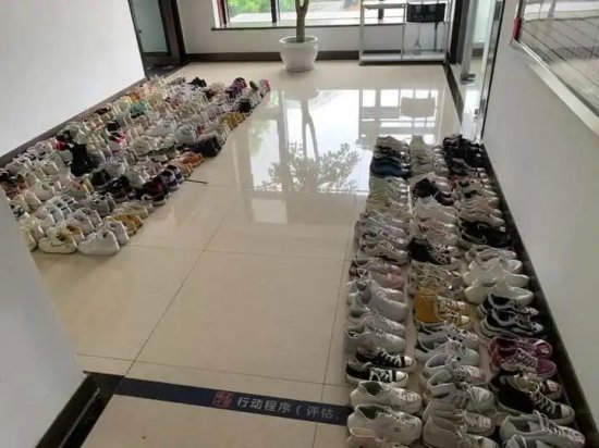 宝马车上、<em>家里客厅</em>堆了700多双鞋！杭州男子这行为让民警都...