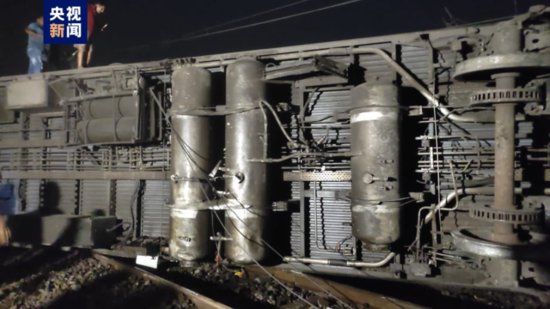 <em>印度</em>列车相撞事故搜救工作结束 维修人员正在修复轨道恢复交通