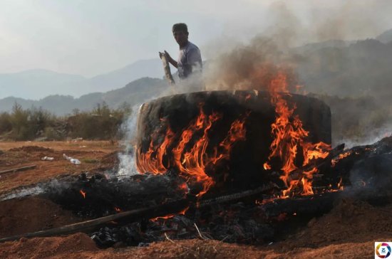 群难民架起柴火，将遇难的<em>亲人</em>烧了，摄影师亲历缅北战争的残酷