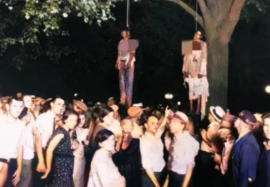 1930年，美国街头，两名黑人被愤怒的白人吊死在了一棵黄角树上