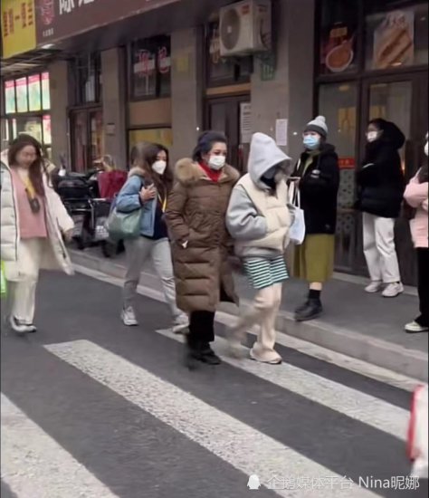 55岁江珊下班上海街头压马路，穿羽绒服梳大背头，打扮低调现场...