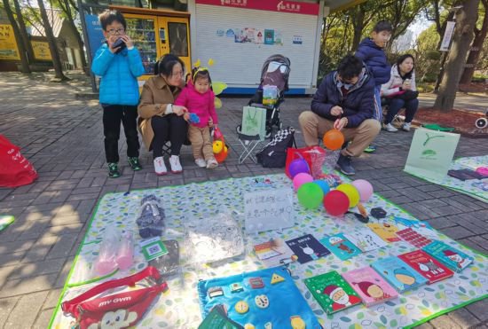 <em>上海公园</em>绿地近期“一树难求”，孩子为此练摊，说亏本也值得