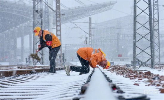 国铁集团郑州局连夜组织万余名干部职工除雪打冰