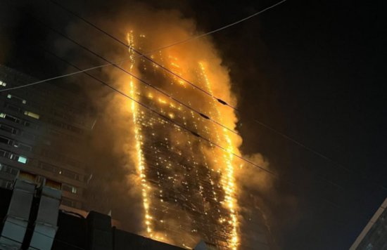 <em>韩国</em>釜山一高层建筑今晨发生火灾，建筑材质导致大火迅速烧向...