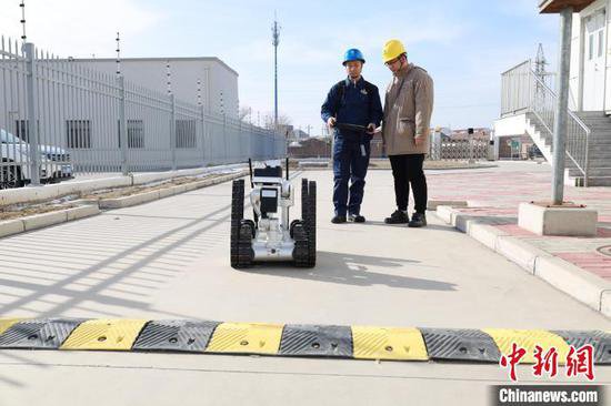 天津自研电力设备机器人投入测试 可代替人巡视危险电力场景