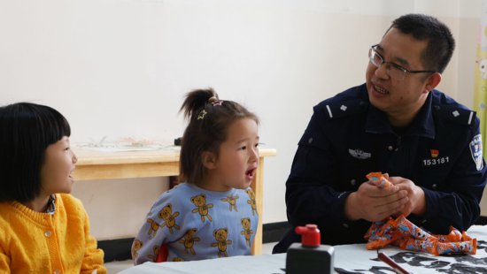 新疆乌恰：世界读书日，民警伴读讲<em>安全</em>！