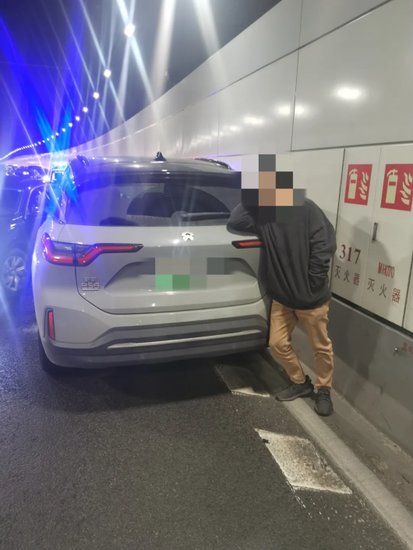 上海一男子醉驾逆行延安东路隧道！网友：我居然以为他<em>在逃命</em>↗