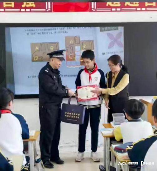 惠州两小学生“拾金不昧”，民警进校表扬