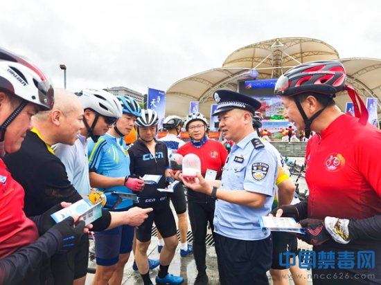 江西石城：禁毒宣传走进自行车挑战赛现场