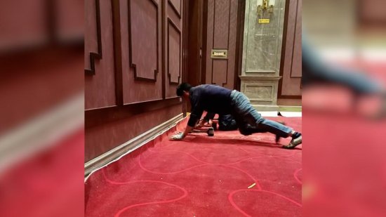 <em>装修</em>工人跪地上用膝盖猛锤工具铺装地毯，拍摄者：太不容易了