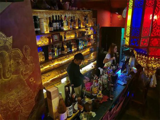 西双版纳遇见东南亚餐厅酒吧一到晚上人挤人，美食美酒异域天堂...
