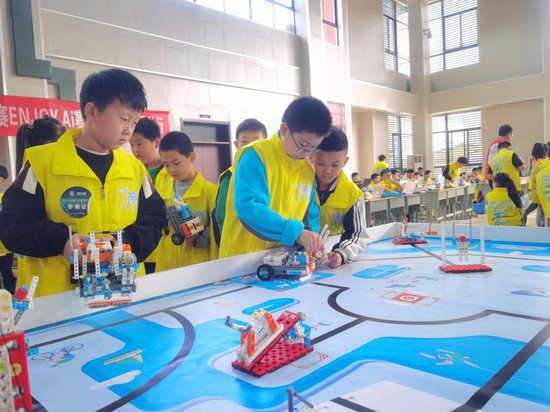 滁州市紫薇小学科技园工作室 从12个机器人班到200份科学调查...