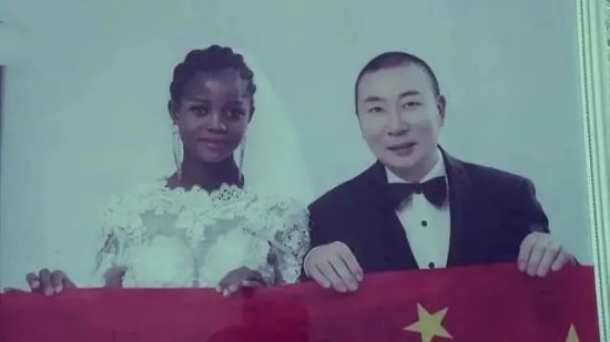 21岁非洲姑娘远嫁中国，<em>夫妻相差</em>30<em>岁</em>，今与儿子同上幼儿园