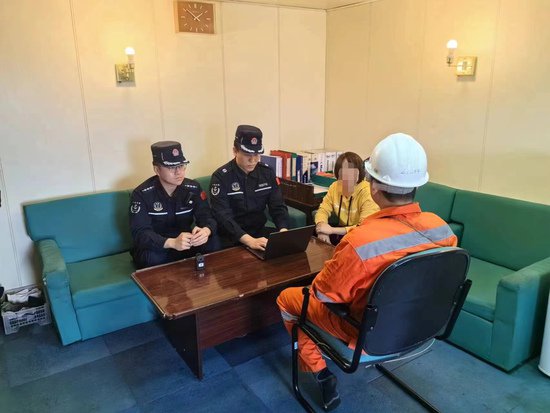 浦东海警局查办上海首起涉外职务侵占案 两名外籍嫌疑人被批捕