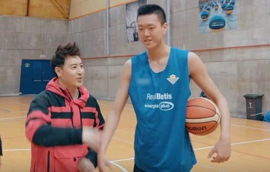 又一有机会冲击NBA的中国大个？身高2.10米天赋出众 又擅长三分