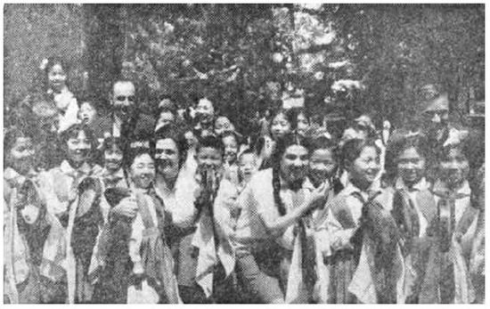 老照片 1973年<em>世界各国</em>来宾一起欢度五一国际劳动节