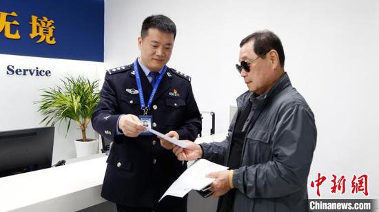 江苏盐城警方发出首张团体旅游口岸签证