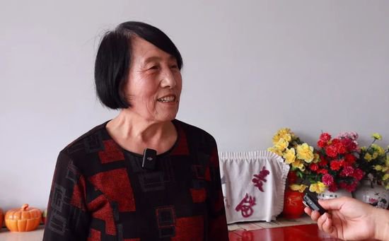 卓资县：女村支书“跨界”当主播在线解读惠民政策
