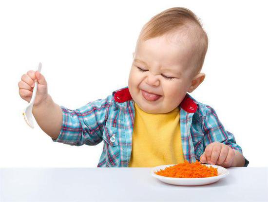 宝宝自主进食不好好吃饭，总是乱扔食物，宝妈应该怎么做才好呢...