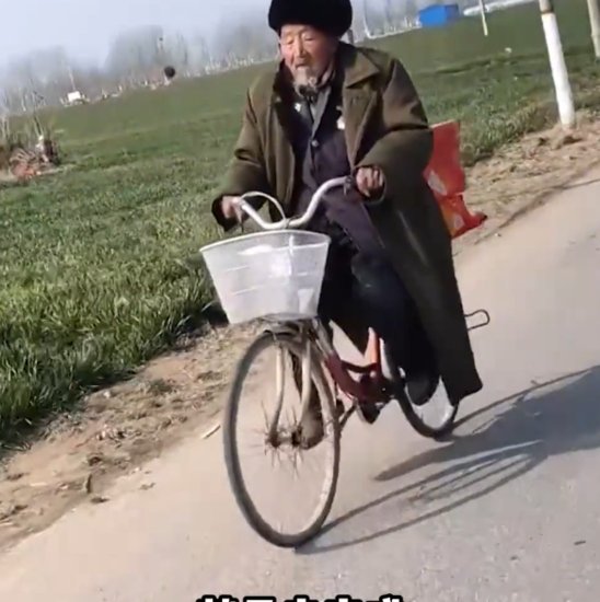 河南百岁老人骑<em>自行车</em>，去80岁女儿家走亲戚，父母在就永远是...
