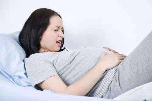 怀孕11个月还没生，取出婴儿的一刻，医生连连摇头：无知害了...
