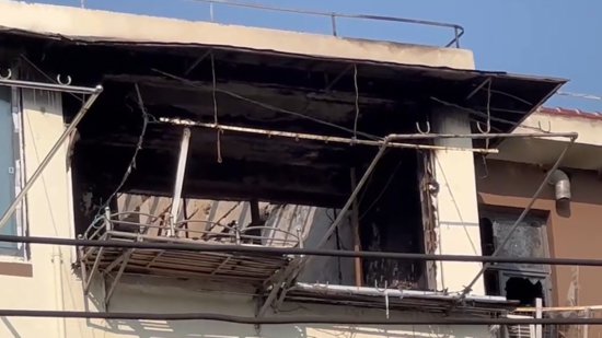 上海一民宅发生火灾46名居民撤离，楼顶可见<em>被烧塌</em>