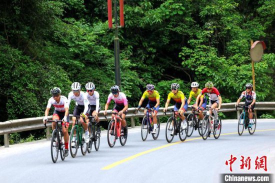 湖北“最美休闲山村”举办高山自行车挑战赛