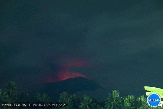 印尼伊布火山喷发 火山灰柱高达1000米