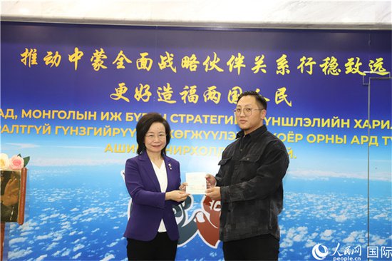 中国驻蒙古国大使沈敏娟为赴<em>华</em>蒙古国公民颁发签证和认证<em>书</em>