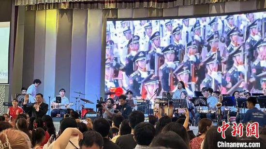 泰国一大学庆中国新年 千名中国留学生齐唱《<em>歌唱祖国</em>》
