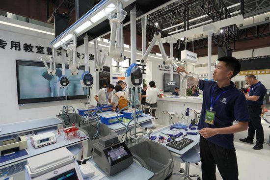 第27届南宁国际学生用品交易会举办 众多教育装备产品集中亮相