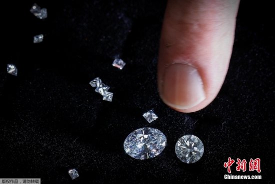美国纽约一<em>珠宝设计</em>厂生产出以太钻石 由二氧化碳制成