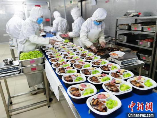（新春见闻）探访高铁供餐中央厨房：日产逾2.7万份餐食